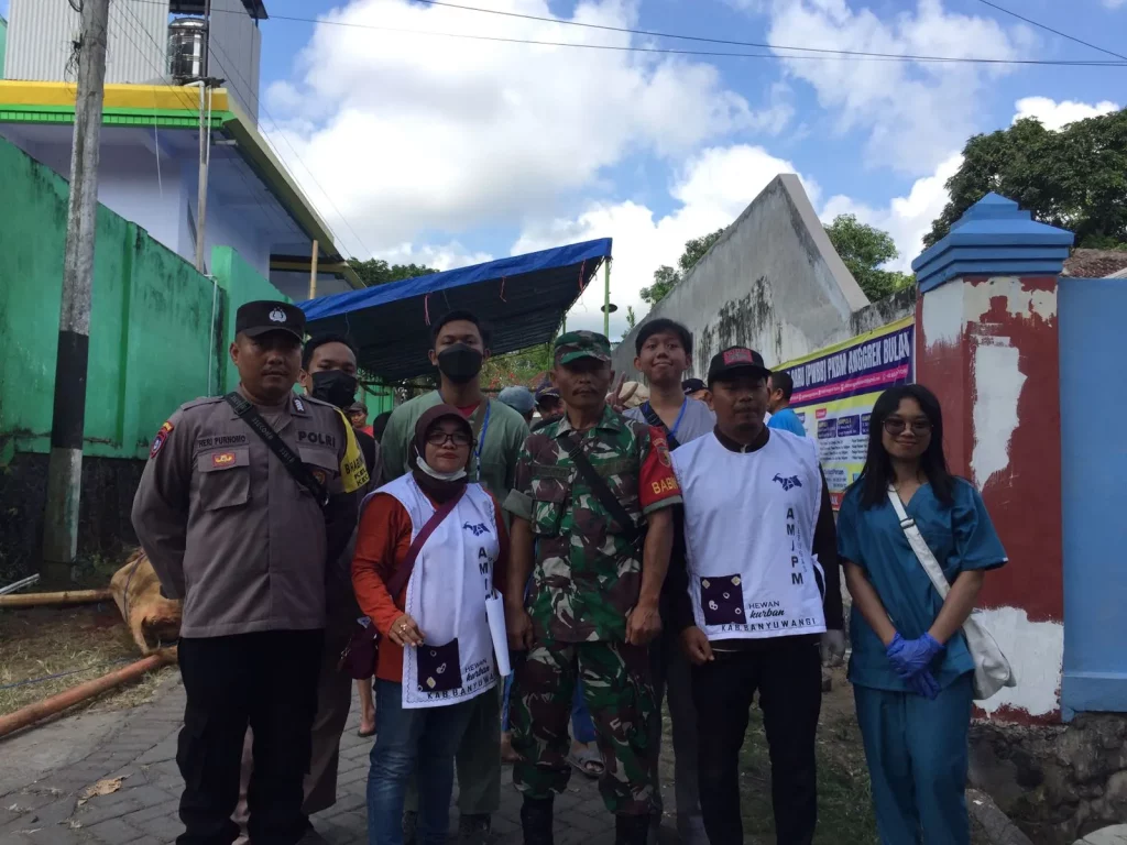 Foto Bersama Dokter Hewan, Mahasiswa, Bhabinkamtibmas, dan Babinsa pada Pemeriksaan AMPM di Kecamatan Giri (Sumber: Pribadi)
