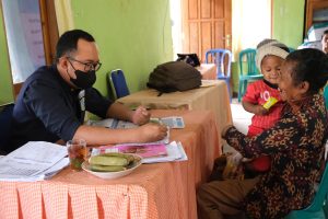 dr. Wigit Kristanto gives counsel to a mother.