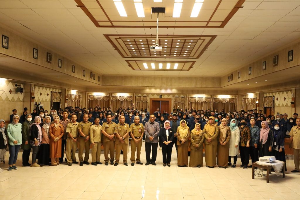 Foto bersama: mahasiswa KKN-BBK UNAIR di Kabupaten Gresik bersama pejabat terkait di Kantor Bupati Gresik, Selasa (11/7/2023).