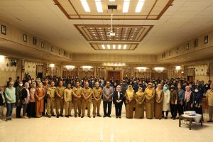 Foto bersama: mahasiswa KKN-BBK UNAIR di Kabupaten Gresik bersama pejabat terkait di Kantor Bupati Gresik, Selasa (11/7/2023).