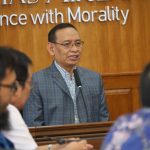 Prof. Nasih, Rektor UNAIR, pada konferensi pers Pengukuhan Guru Besar yang diadakan pada 25 Juli 2023