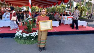 Guru Besar FKM UNAIR Prof Dr Sri Sumarmi SKM MSi mendapatkan penghargaan dari Walikota Surabaya di Balaikota Surabaya pada Kamis (17/8/2023)