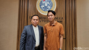Dekan Fakultas Vokasi Universitas Airlangga (FV UNAIR) saat bersama Dito. (Sumber: Detik)