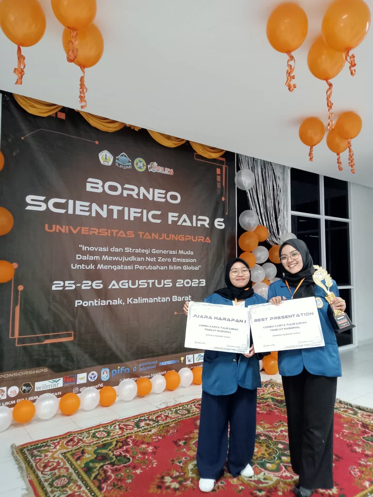 Yulia Rohmawati dan Raselly Elfa Putri menerima penghargaan juara harapan 1 dalam LKTIN Borneo Scientific Fair 6 di Universitas Tanjungpura. (Foto: Istimewa)