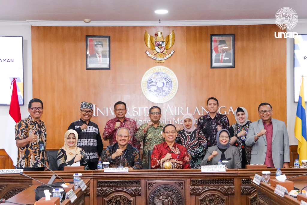 Foto bersama setelah Penandatangan Nota Kesepahaman dan Perjanjian kerja sama antara Perusahaan Umum Bulog dengan Universitas Airlangga (UNAIR. (Sumber: Rudi)