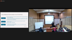 Prof Dr Ing Hendro Wicaksono pada gelaran kuliah umum Departemen Ekonomi yang diadakan secara hybrid, Kamis (10/8/2023)