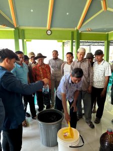 Praktek pembuatan pupuk hayati oleh Drs Agus Supriyanto MKes kepada warga Desa Somosari, Kalitengah, Lamongan (Foto: Dokumentasi Panitia)