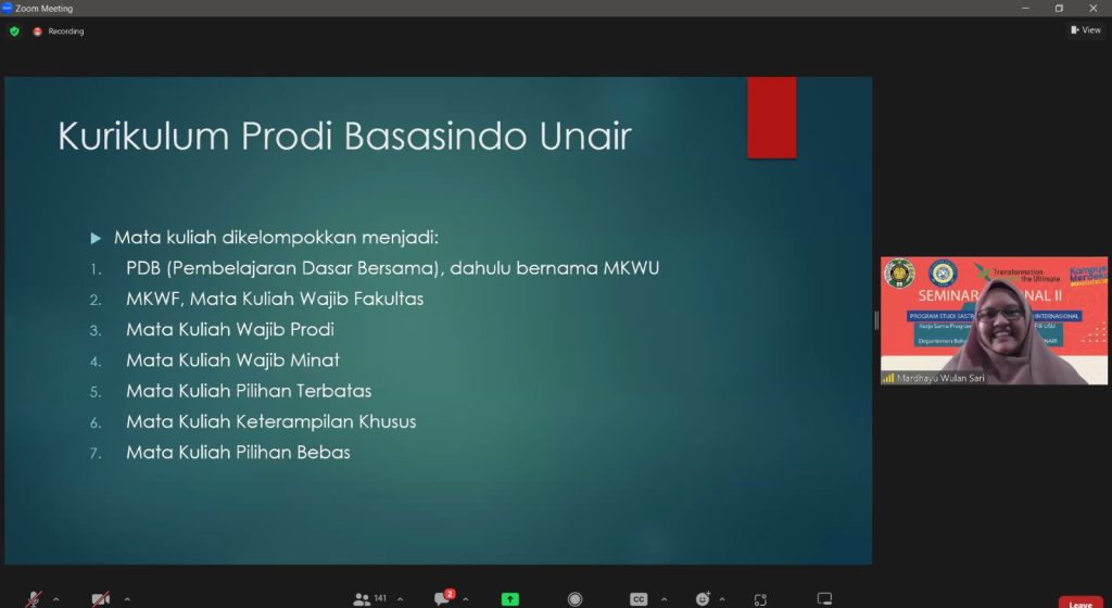 Dosen Bahasa dan Sastra Indonesia Mardhayu Wulan Sari, S.Hum., M.A menjelaskan kurikulum dan mata kuliah Departemen Bahasa dan sastra Indonesia pada Seminar Nasional Program Studi Sastra Indonesia Menuju Internasional. (Foto: Ini Tanjung Tani)