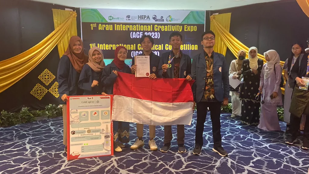 Tim UNAIR dengan produk CoLD-Spray meraih medali perak dalam kompetisi Arau International Creativity Exhibition (ACE) 2023. (Foto: Istimewa)