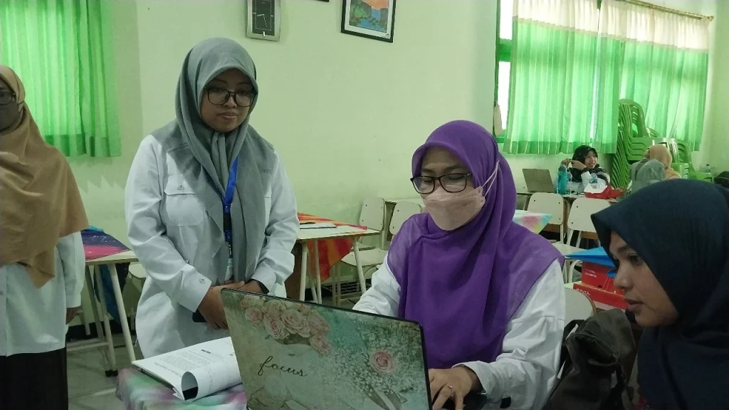 Potret suasana praktik dan pelatihan administrasi pada staf di SMP Negeri 19 Surabaya. (Foto: Istimewa)