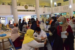 Free INAVAC vaccine shots for the community on Thursday, August 17, 2023, at MERR-C Campus Management Building. (Photo: UNAIR Hospital PR)