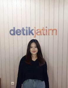 Sofial Emanuella Wijaya mahasiswa Sasing UNAIR mengikuti program magang sebagai Digital Journalist Detik Jatim. (Foto: Dokumen Pribadi)
