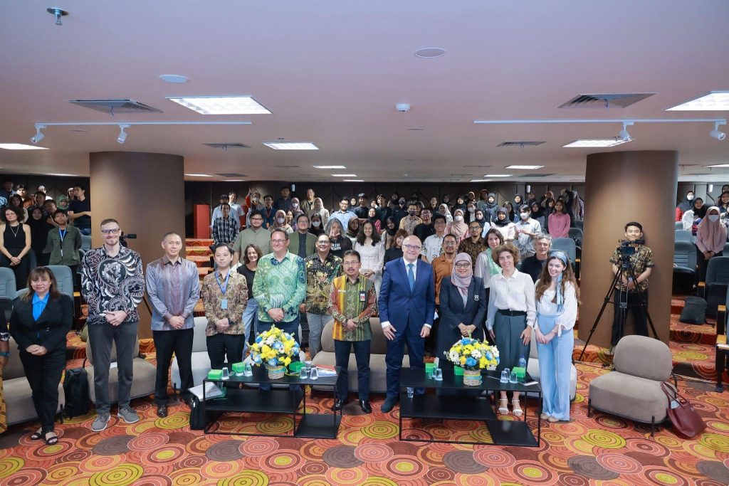 Foto bersama pemantik materi dan audiens Global COlloquium UNAIR. (Foto: PKIP UNAIR)