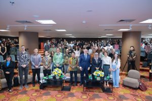 Foto bersama pemantik materi dan audiens Global COlloquium UNAIR. (Foto: PKIP UNAIR)