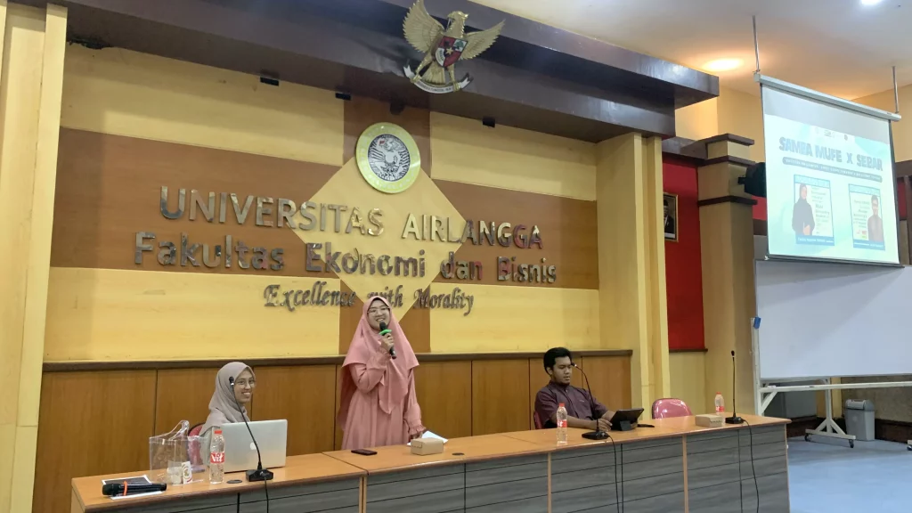 Foto dari kiri Tazkia Ibnatiar Rahmah, Nabila adelia sebagai moderator, serta Iman Razaq di acara sambut mahasiswa baru muslim FEB pada Senin (19/09/2023). (Foto:Istimewa)