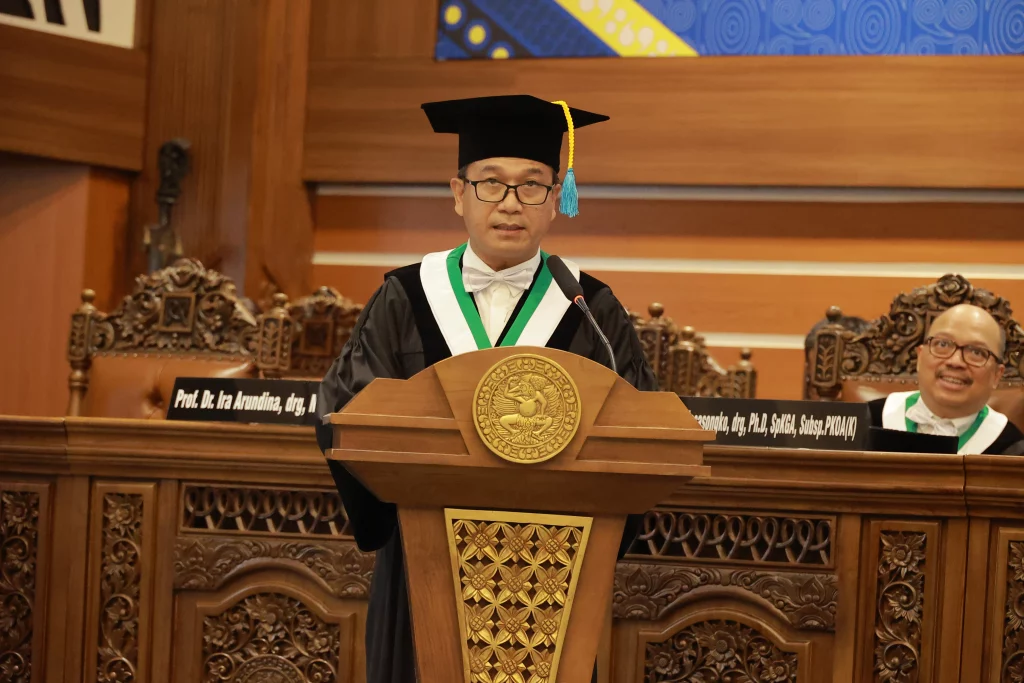 Foto Prof Dr Hendrik Setia Budi drg MKes PBO saat memberikan orasinya pada pengukuhan guru besar. (Foto: Humas UNAIR)