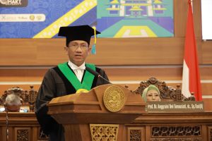 Prof Dr Ahmad Suryawan dr SpA(K) menyampaikan orasinya pada pidato guru besar UNAIR. (Foto: Humas UNAIR)