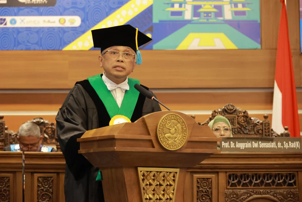 Prof Dr Komang Agung Irianto dr SpOT(K) dalam pidato pengukuhannya sebagai guru besar. (Foto: Humas UNAIR)