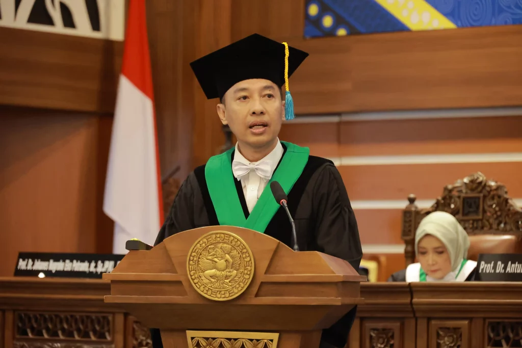 Prof Dr Johanes Nugroho Eko Putranto dr SpJP(K) FIHA saat melakukan orasi pada Pengukuhan Guru Besar UNAIR yang terlaksana pada Kamis (21/9/2023). (Foto: Imam Ariadi)