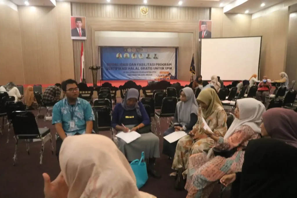 Peserta Sosialisasi dan Fasilitasi Program Sertifikasi Halal Gratis untuk UMK sedang berkonsultasi dengan Pendamping PPH. (Foto: Istimewa)