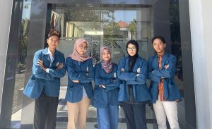 Tim PKM-PI asal Universitas Airlangga (UNAIR) yang berhasil mendapatkan pendanaan berkat inovasi Smart Autofeeder “Vanatech”. (Sumber : Istimewa)