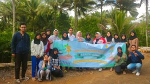 Suasana edukasi digital marketing oleh Rosita di Desa Wirotaman. (Foto: Istimewa)
