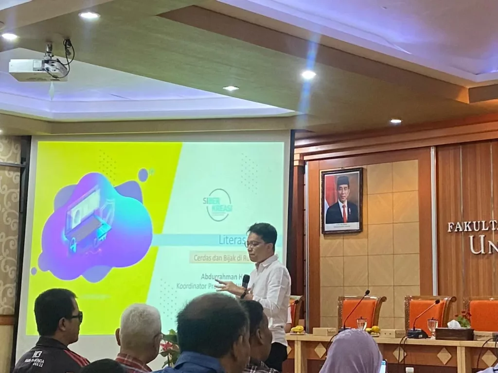 Pemberian materi penggunaan ruang digital oleh Abdurrahman Hamas Nahdly dalam acara Workshop Literasi Digital Disabilitas. (Sumber: Nokya Suripto Putri)