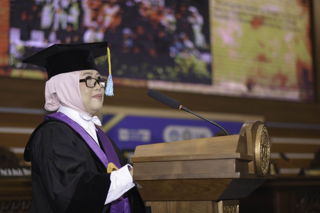Prof Dr DraEc Thinni Nurul Rochmah MKes saat menyampaikan orasinya pada pengukuhan guru besar. (Foto: Humas UNAIR)