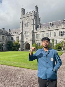 Andrean foto di depan gedung UCC