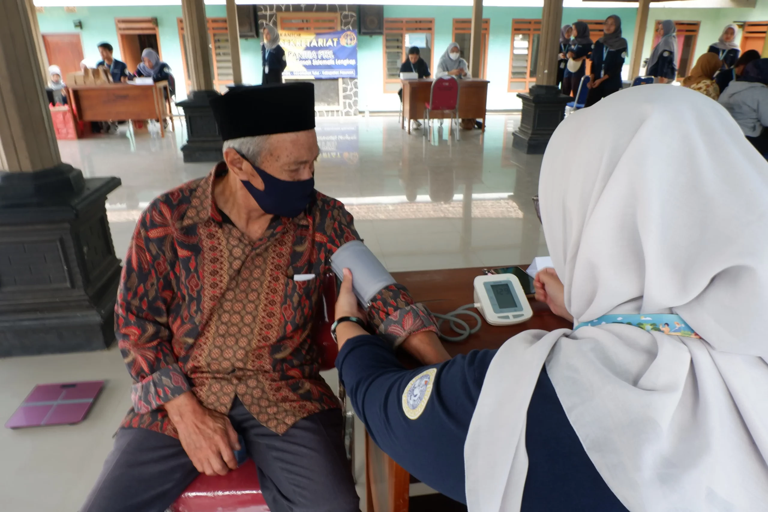 Kegiatan Cek Kesehatan Lansia (Sumber: Panitia)