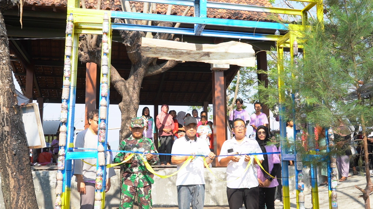 Pemotongan Pita oleh Perwakilan Kodim, Camat Banyuwangi, dan Kepala Departemen SIKIA (Sumber: Gilang Avrillio)