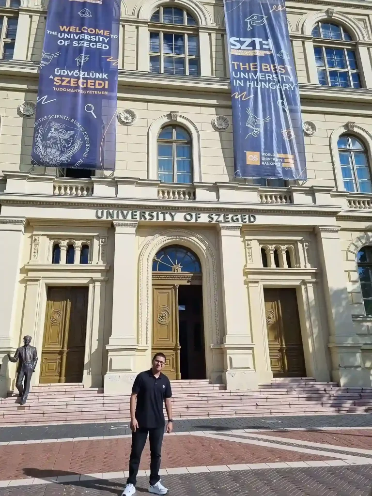 Muhammad Salman Sanie Smeer di depan Gedung Rektorat University of Szeged, Hungaria. (Sumber: Salman)