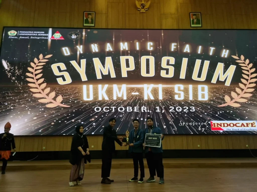 UKMKI UNAIR sebagai Best National Islamic Student Organization (NISO) pada Dynamic Faith Symposium 2023 (Sumber: Dokumentasi Pribadi)