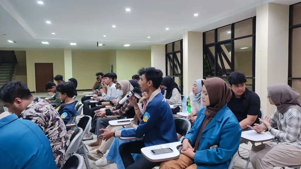 Diskusi dalam pembahasan Brief Policy (Sumber: Dokumentasi Panitia)