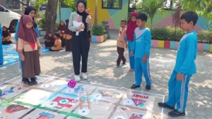 Potret saat para siswa SDN Pagerluyung 2, Mojokerto memainkan permainan ular tangga pada Sabtu (30/9/2023). (Foto: Dokumen Pribadi)
