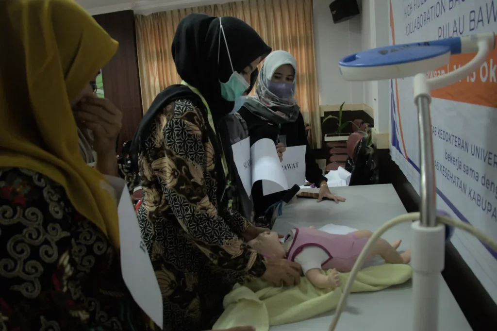Pelatihan Penanganan Kegawatdaruratan Maternal dan Neonatal untuk Tenaga Kesehatan (Nakes) di Pulau Bawean oleh Kebidanan FK UNAIR pada Minggu (15/10/2023). (Foto: Richo Adi Pratama Putra)