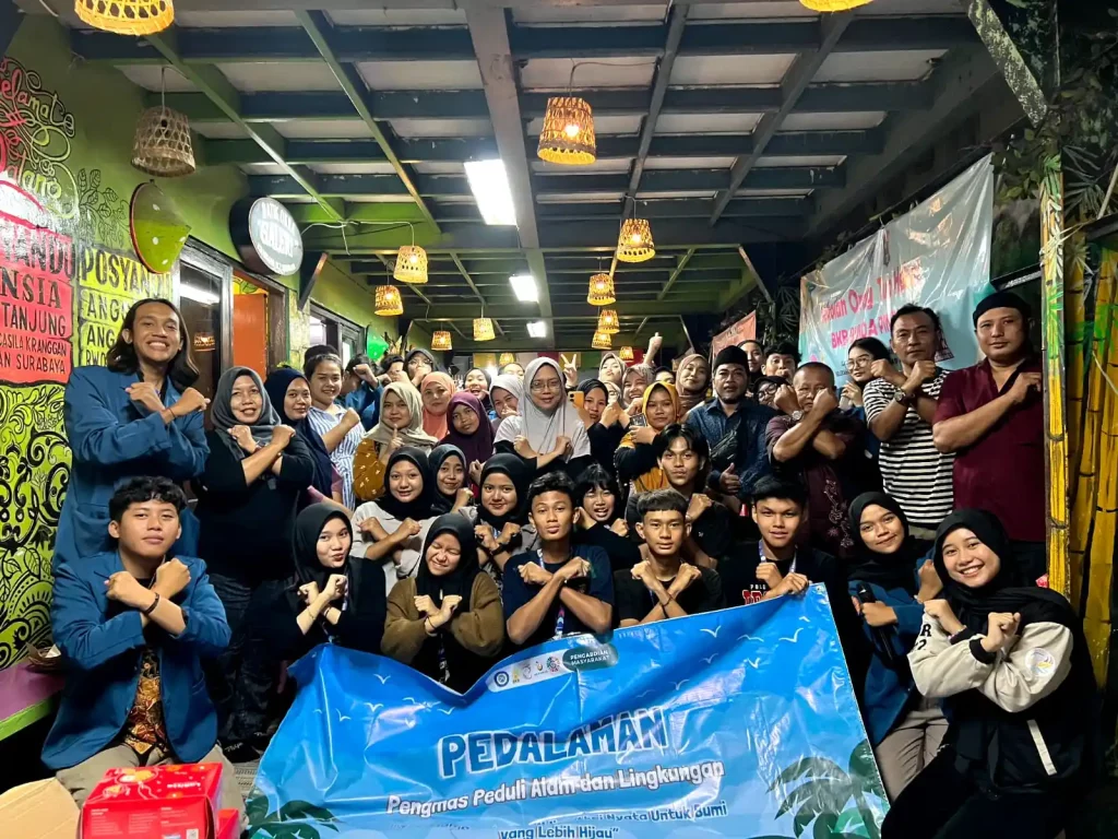 Foto bersama Pengmas BEM FIB dengan warga Kampung Batik Okra (Sumber: Pengmas BEM FIB)