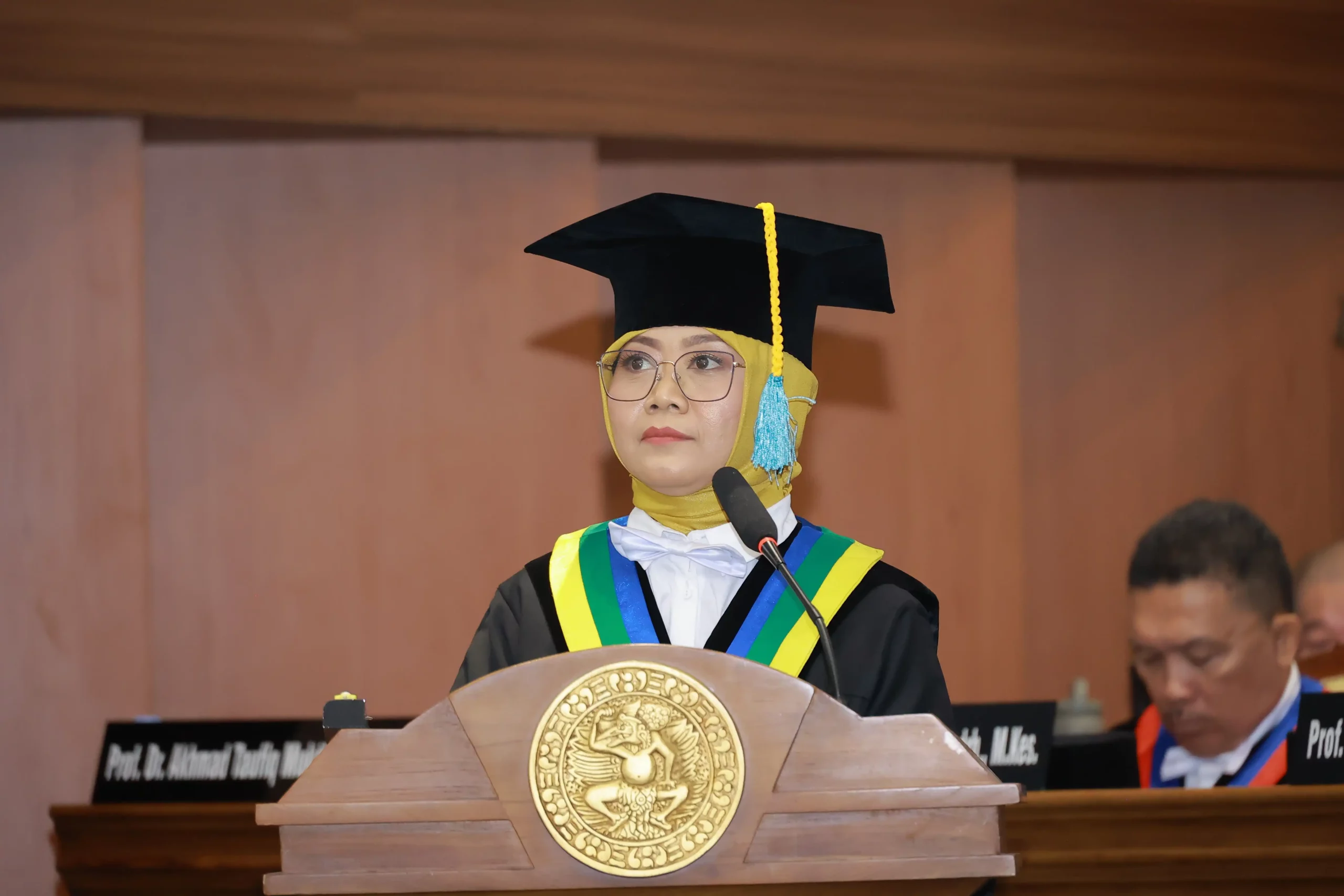 Prof apt Rr Retno Widyowati SSi MPharm PhD pada Pengukuhan Guru Besar Universitas Airlangga (UNAIR) pada Rabu (25/10/2023) di Aula Garuda Mukti Gedung Manajemen Kampus MERR-C. (Foto: Imam Ariadi)