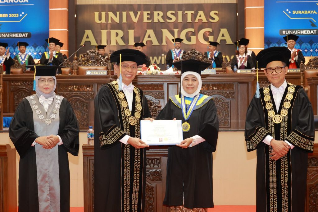 Gubernur Jawa Timur, Khofifah Indar Parawansa saat menerima Honoris Causa dari UNAIR. (Foto: Imam Ariadi)