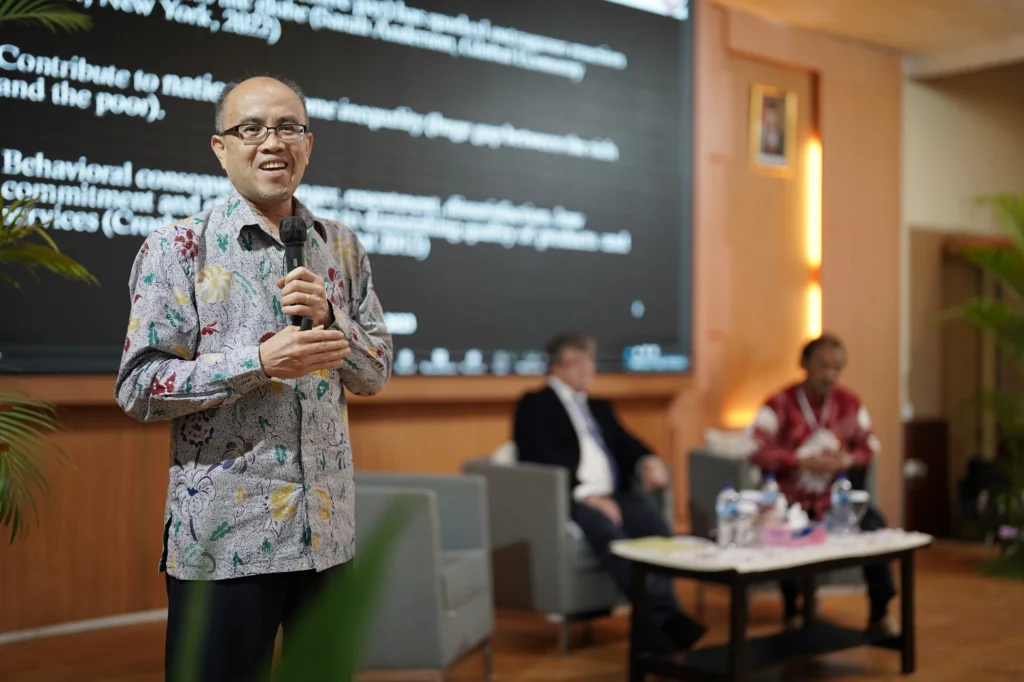 Johnny Jermias PhD asal Simon Fraser University Canada sebagai pembicara 7th ICEB pada Rabu (4/9/2023). (Foto: Dokumentasi Panitia)
