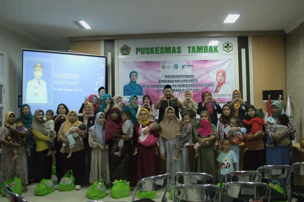 Pengabdian masyarakat dalam rangka menurunkan angka kejadian stunting yang terlaksana Sabtu (14/10/2023) di Pulau Bawean. (Foto: Richo Adi Pratama Putra)