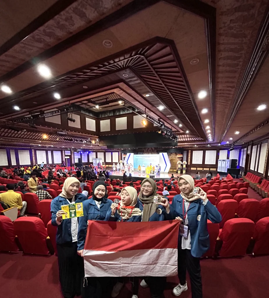 UNAIR students won silver medal in the Indonesia Inventors Day (IID) international competition at the Werdhi Budaya Art Centre, Denpasar, Bali. (Photo: By courtesy)