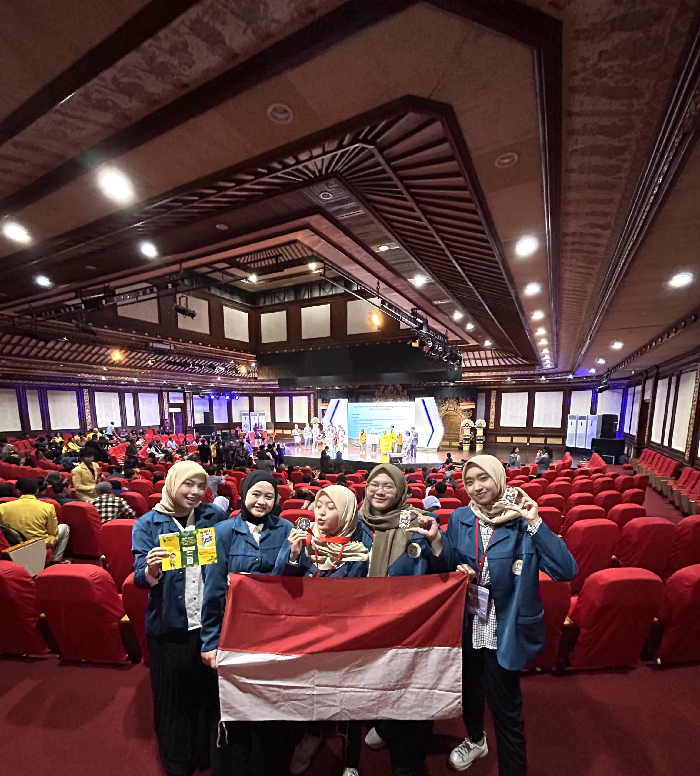 UNAIR students won silver medal in the Indonesia Inventors Day (IID) international competition at the Werdhi Budaya Art Centre, Denpasar, Bali. (Photo: By courtesy)