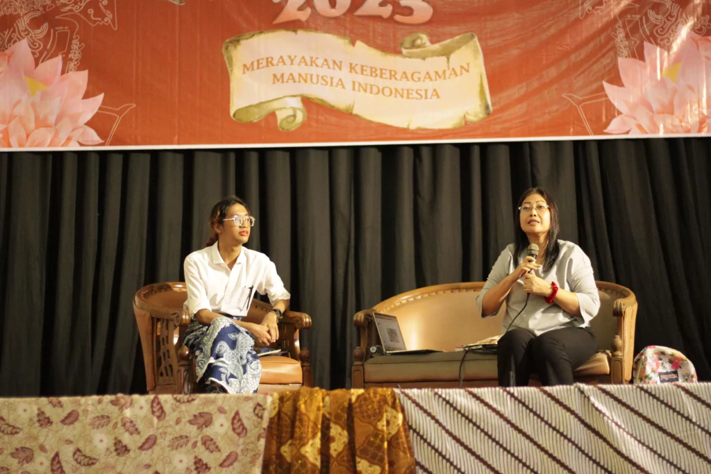 Dr Suzie Handajani M A (kanan) Syaif (kiri) pada seminar Antrofest 2023. (Sumber: Panitia) 