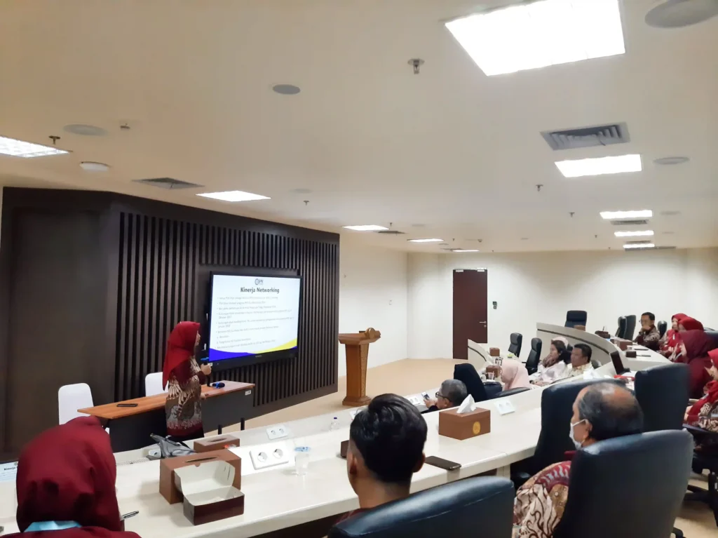 Suasana lawatan Poliklinik USU ke PLK UNAIR yang berlangsung pada Rabu (10/10/2023) di ASEEC Tower. (Foto: Icha Nur Imami Puspita)
