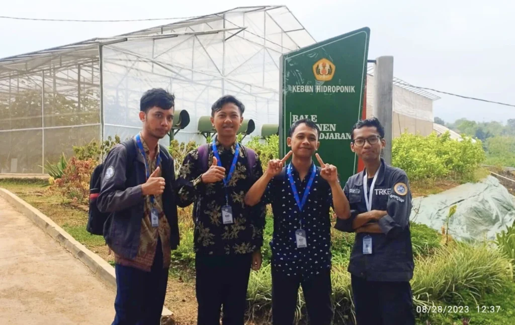 Potret mahasiswa FTMM saat magang di BRIN, Leonardo, Asany, Farid, dan Arya (kiri ke kanan). (Sumber: Dokumentasi Pribadi)