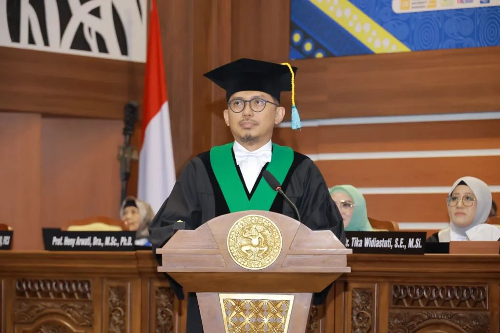 Prof Dr Achmad Chusnu Romdhoni dr SpTHTBKL SubspOnk(K) FICS saat menyampaikan orasi pada Sidang Pengukuhan Guru Besar UNAIR pada Rabu (18/10/2023) di Aula Garuda Mukti Gedung Manajemen Kampus MERR-C. (Foto: PKIP UNAIR)