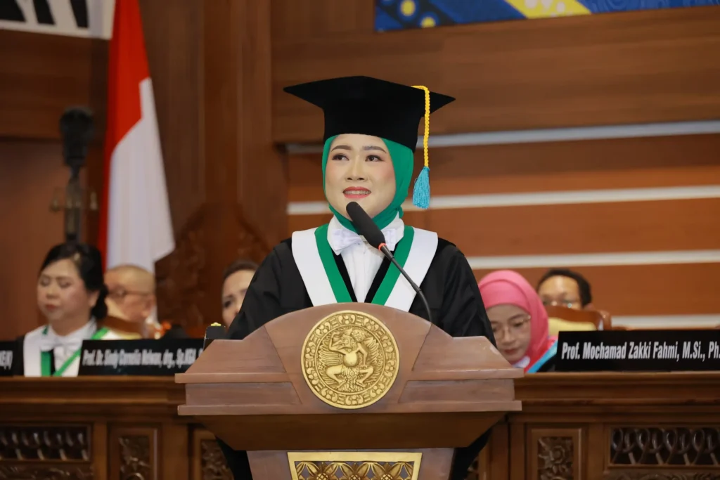 Penyampaian orasi Prof Tania Saskianti drg PhD SpKGA SubspAIBK(K) saat Sidang Pengukuhan Guru Besar Universitas Airlangga (UNAIR) pada Rabu (11/10/2023) di Aula Garuda Mukti Kampus MERR-C.