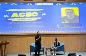 Ricky Ramadhan menyampaikan materi uji coba produk dalam Entrepreneur Pathways minggu ketujuh ACEC UNAIR. (Sumber: Dokumentasi Pribadi)