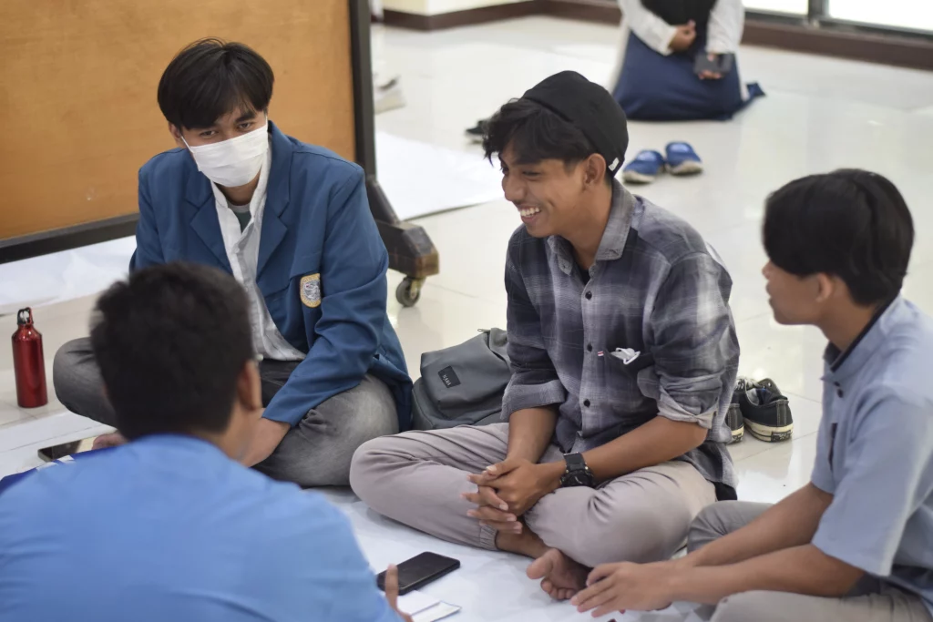 Peserta Tranis 2023 sedang melakukan Forum Group Discussion setelah sesi materi. (Foto: Istimewa)